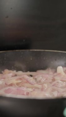 Şef evinde İtalyan balığı yemeği pişiriyor..