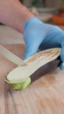 Şef evinde İtalyan balığı yemeği pişiriyor..