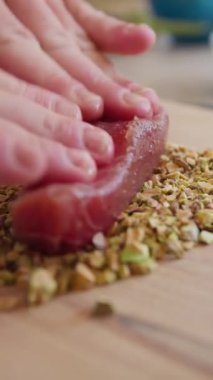 Şef evinde İtalyan balığı yemeği pişiriyor..