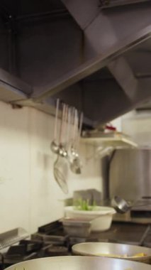 Aşçı lokantada balık pişiriyor..