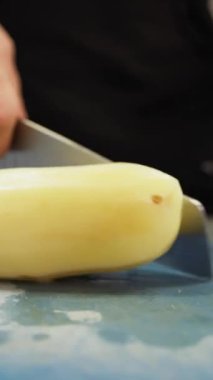 Aşçı lokantada balık pişiriyor..