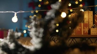 Noel Baba 'nın Kızağı Işıklar Arasında Hediyelerle Geziniyor.