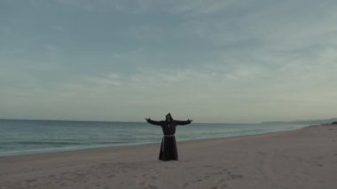 Keşiş deniz kenarındaki ıssız plajda ruhani bir bağlantı kuruyor..