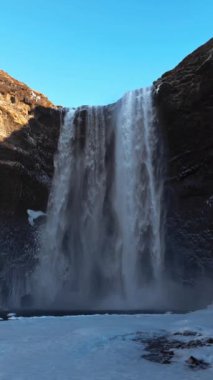 İzlanda 'daki bir dağdan düşen şelale..