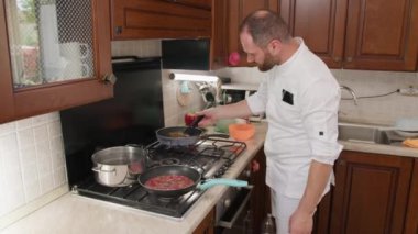 Şef evinde İtalyan balığı yemeği pişiriyor..