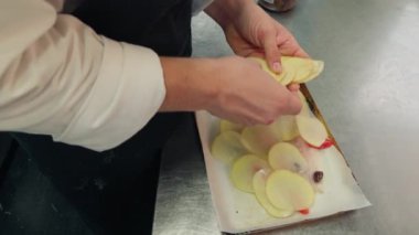 Restoranda Dilimlenmiş Patates ve Balık ile İkinci Yemek Hazırlama.