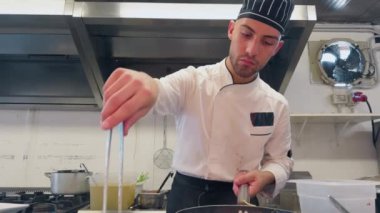 Lüks bir İtalyan mutfağında çiğ ve pişirilmiş balık tabanlı aperatif..