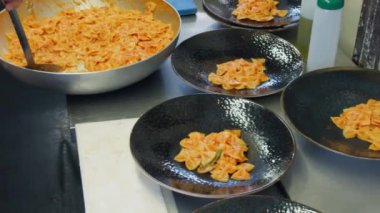 İtalyan Okul Kantini için domates soslu Farfalle Makarnası.