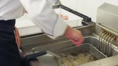 Restoranın mutfağında köfte kızartma..