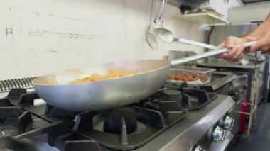 İtalyan Okul Kantini için domates soslu Farfalle Makarnası.