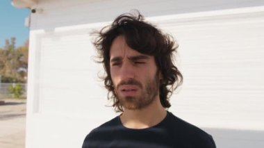 Genç Adam Doğada Yüz İfadesi Yapıyor.