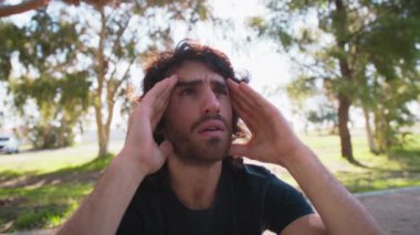 Genç Adam Doğada Yüz İfadesi Yapıyor.