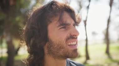 Genç Adam Doğada Yüz İfadesi Yapıyor.