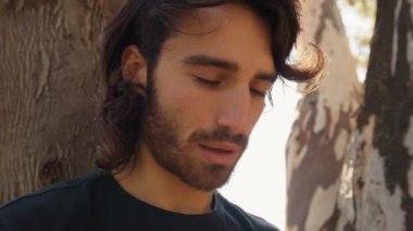 Genç Adam Doğada Yüz İfadesi Yapıyor.