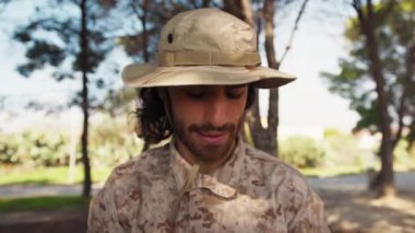 Genç Adam Doğada Yüz İfadesi Yapıyor.