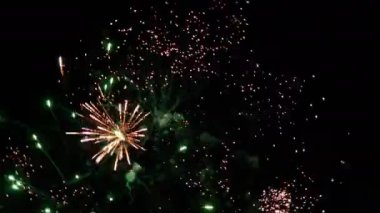 Yeni yıl boyunca gökyüzünde gerçek havai fişek gösterisi