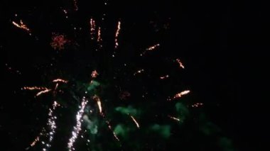 Yeni yıl boyunca gökyüzünde gerçek havai fişek gösterisi