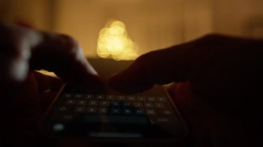 Odadaki Noel Ağacı ve Siluette Hediyeler