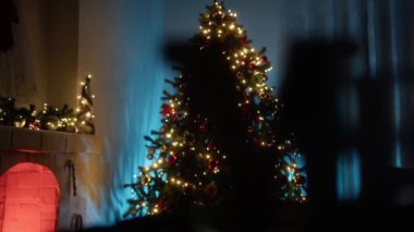 Odadaki Noel Ağacı ve Siluette Hediyeler