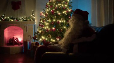 Odadaki Noel Ağacı ve Siluette Hediyeler