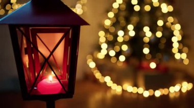 Noel Baba mektupları okuduktan sonra şöminenin başında kendini ısıtır.