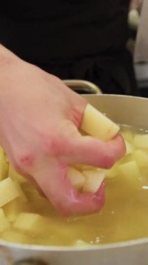 Aşçı lokantada balık pişiriyor..