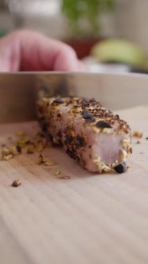 Şef evinde İtalyan balığı yemeği pişiriyor..