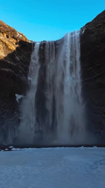 İzlanda 'daki bir dağdan düşen şelale..
