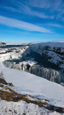 İzlanda 'da Şelaleli Nehir Dağlara yakın.