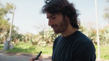 Genç Adam Doğada Yüz İfadesi Yapıyor.