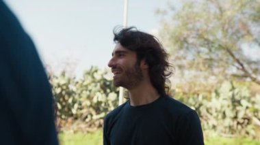 Genç Adam Doğada Yüz İfadesi Yapıyor.