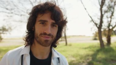 Genç Adam Doğada Yüz İfadesi Yapıyor.