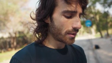 Genç Adam Doğada Yüz İfadesi Yapıyor.