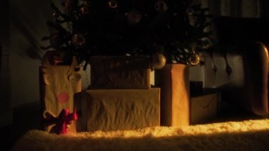 Geceleri ağaç, şömine ve kanepe olan Noel odası..