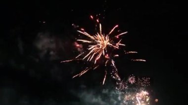 Yeni yıl boyunca gökyüzünde gerçek havai fişek gösterisi