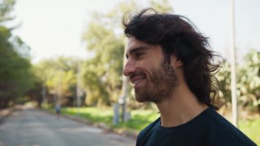 Genç Adam Doğada Yüz İfadesi Yapıyor.