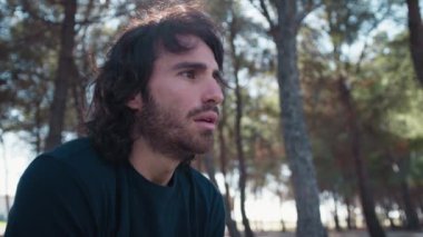 Genç Adam Doğada Yüz İfadesi Yapıyor.