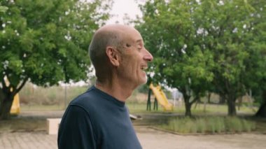 Yaşlı beyaz adam farklı bir yüz ifadesi takınıyor..