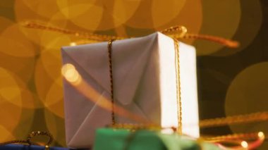 Bir odada hediyeler ve Noel büyüsü.