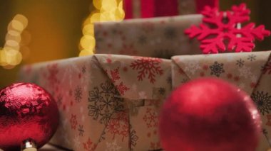 Bir odada hediyeler ve Noel büyüsü.