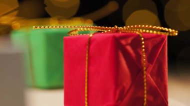 Bir odada hediyeler ve Noel büyüsü.