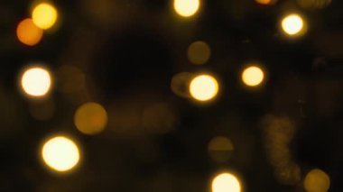 Bir odada hediyeler ve Noel büyüsü.