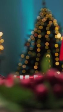 Noel Baba masadaki Noel hediyelerini hazırlıyor..