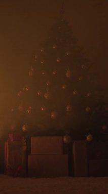 Geceleri ağaç, şömine ve kanepe olan Noel odası..