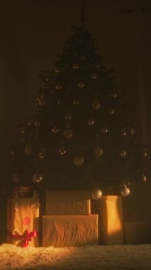 Noel Gündoğumu Işığı, evdeki ağacın altındaki hediyeleri aydınlatıyor..
