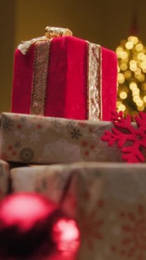 Bir odada hediyeler ve Noel büyüsü.