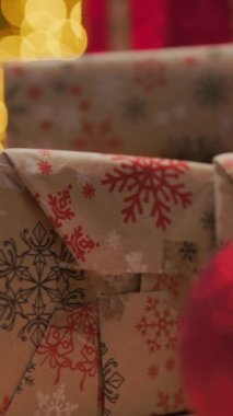 Bir odada hediyeler ve Noel büyüsü.