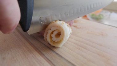 Şef evinde İtalyan balığı yemeği pişiriyor..