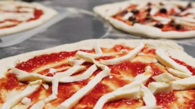 Sokaklarda Napoli Pizzası yapmak.