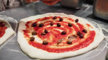 Sokaklarda Napoli Pizzası yapmak.